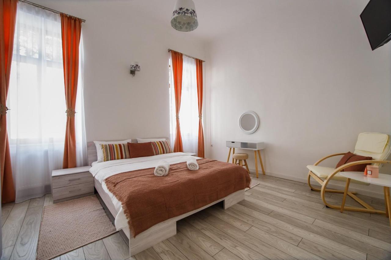 Stunning, Newly Renovated Central Apartment Oradea Exterior foto