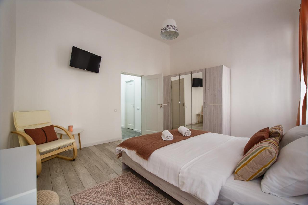 Stunning, Newly Renovated Central Apartment Oradea Exterior foto