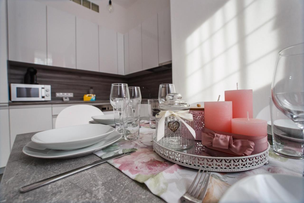 Stunning, Newly Renovated Central Apartment Oradea Exterior foto