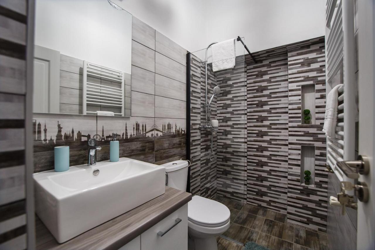 Stunning, Newly Renovated Central Apartment Oradea Exterior foto